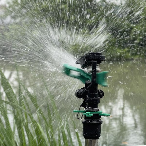 SD1002 1/2 inch plastic irrigation sprinkler working photo